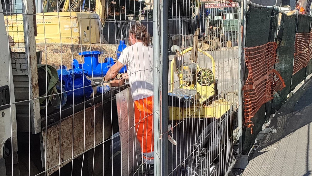 Gli operai al lavoro in via Strozzi. Il cantiere sta per essere riaperto Gli operai al lavoro in via Strozzi. Il cantiere sta per essere riaperto