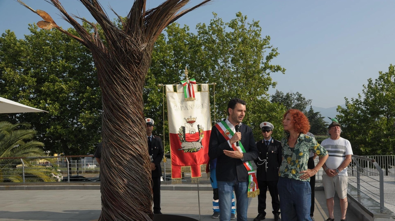 Il sindaco Giordano Del Chiaro insieme all’artista Emy Petrini durante l’ianugurazione della scultura ’’L’albero’’ sulla terrazza delle cerimonie del Comune di Capannori Il sindaco Giordano Del Chiaro insieme all’artista Emy Petrini durante l’ianugurazione della scultura ’’L’albero’’ sulla terrazza delle cerimonie del Comune di Capannori