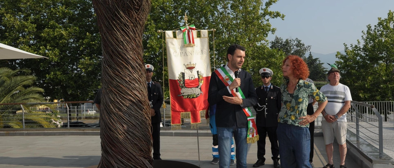 Inaugurato l’albero di Emy Petrini: "Un’opera che apre all’arte diffusa"