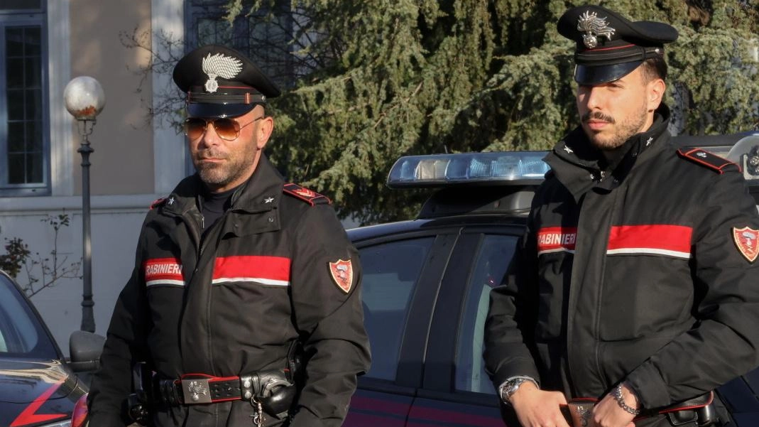 Super lavoro dei carabinieri per via degli eccessi di un giovane. che era accusato di detenzione ai fini di spaccio Il passaggio dello stupefacente anche quando era ai domiciliari Super lavoro dei carabinieri per via degli eccessi di un giovane. che era accusato di detenzione ai fini di spaccio Il passaggio dello stupefacente anche quando era ai domiciliari