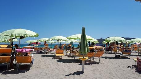 Ombrelloni e bon ton: “Prima regola da spiaggia abbassare voce e musica” Ombrelloni e bon ton: “Prima regola da spiaggia abbassare voce e musica”