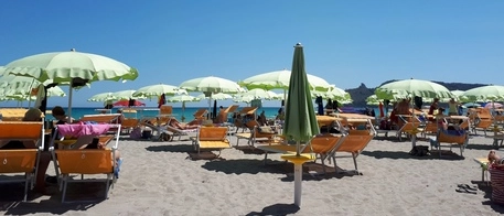 Ombrelloni e bon ton: “Prima regola da spiaggia abbassare voce e musica”