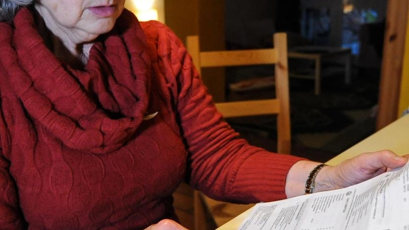 Una cittadina alle prese con le tasse foto di repertorio