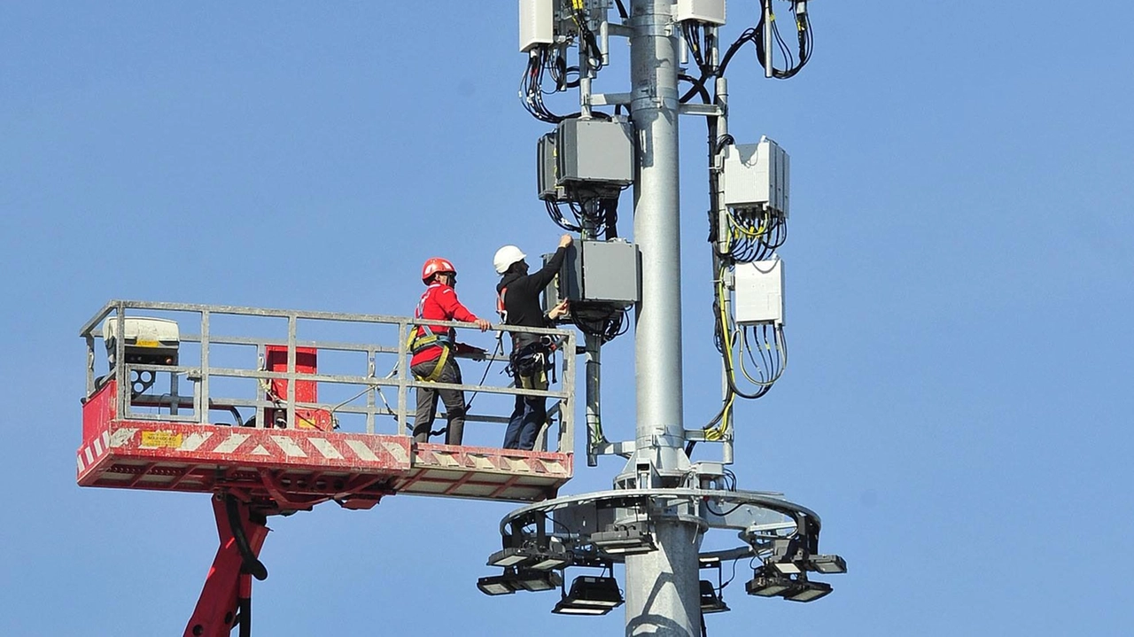 Un’antenna di telefonia (foto d’archivio); i cittadini di via Pistoiese a Fucecchio hanno avviato una petizione per opporsi all’installazione di un’antenna in via Pistoiese tra via del Fornino e i numeri 119/125, lato Padule Un’antenna di telefonia (foto d’archivio); i cittadini di via Pistoiese a Fucecchio hanno avviato una petizione per opporsi all’installazione di un’antenna in via Pistoiese tra via del Fornino e i numeri 119/125, lato Padule