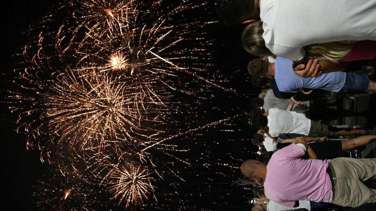 Grande soddisfazione del sindaco Francesco Persiani per la riuscita dello show "Marina gremita di 9mila persone, unite nel condividere un momento magico. La nostra città ha brillato di una luce e un’atmosfera come mai prima d’ora". . Grande soddisfazione del sindaco Francesco Persiani per la riuscita dello show "Marina gremita di 9mila persone, unite nel condividere un momento magico. La nostra città ha brillato di una luce e un’atmosfera come mai prima d’ora". .