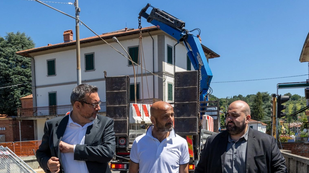 Il vicesindaco Tridente insieme al sindaco di Pescia Franchi sul ponte di Ponte all’Abate lo scorso 16 giugno quando la struttura fu chiusa al traffico per l’inizio dei lavori. La chiusura ha generato danni alle attività della zona (Goiorani) Il vicesindaco Tridente insieme al sindaco di Pescia Franchi sul ponte di Ponte all’Abate lo scorso 16 giugno quando la struttura fu chiusa al traffico per l’inizio dei lavori. La chiusura ha generato danni alle attività della zona (Goiorani)