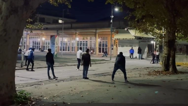 Due squadre senza divise ufficiali e pubblico si sfidano a cricket tra le logge Due squadre senza divise ufficiali e pubblico si sfidano a cricket tra le logge