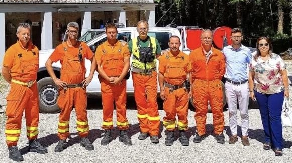 AREZZO Cinque operai forestali e un direttore operativo delle operazioni di spegnimento. E’ la squadra Aib (antincendio boschivo). Una task force... AREZZO Cinque operai forestali e un direttore operativo delle operazioni di spegnimento. E’ la squadra Aib (antincendio boschivo). Una task force...