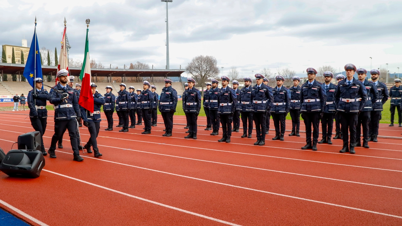 Il giuramento dei nuovi agenti di polizia municipale (foto Germogli) Il giuramento dei nuovi agenti di polizia municipale (foto Germogli)