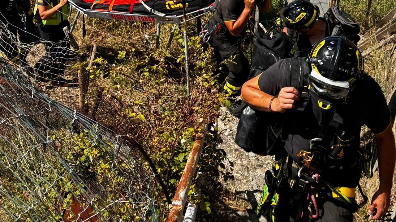 Il soccorso alpino e i vigili del fuoco (foto di archivio) Il soccorso alpino e i vigili del fuoco (foto di archivio)