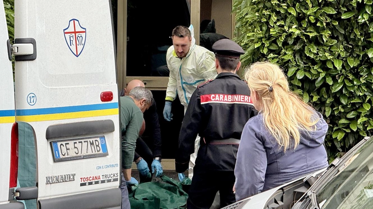 Tragedia nel quartiere fiorentino di Ponte a Greve. L’uomo, 46enne, si trovava su una scala per ridipingere una pensilina, senza alcuna protezione sulla testa. L’altezza non era eccessiva: è precipitato all’indietro ed è deceduto sul colpo. . Tragedia nel quartiere fiorentino di Ponte a Greve. L’uomo, 46enne, si trovava su una scala per ridipingere una pensilina, senza alcuna protezione sulla testa. L’altezza non era eccessiva: è precipitato all’indietro ed è deceduto sul colpo. .