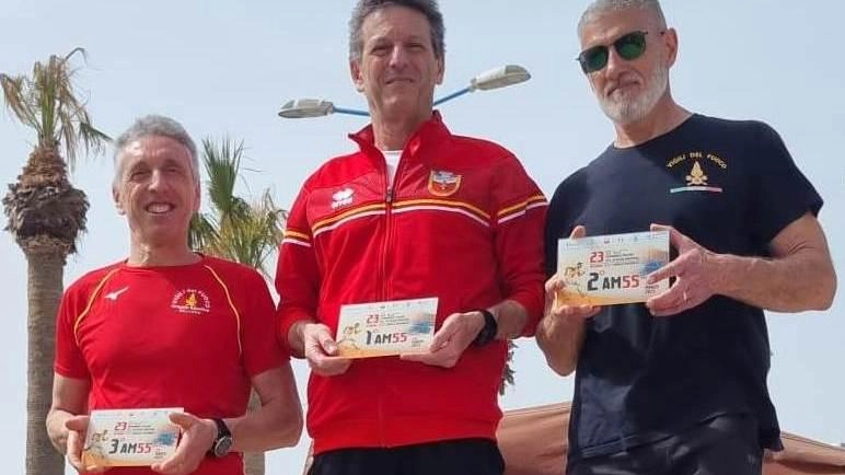 Michelangelo Fanani (al centro) campione italiano di mezza maratona vigili del fuoco