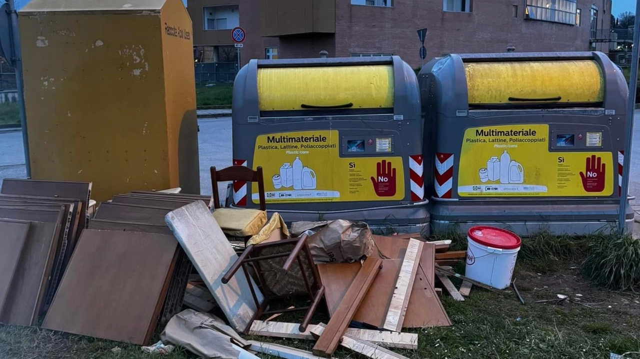 Uno degli esempi di rifiuti abbandonati fuori dai cassonetti a Colle Uno degli esempi di rifiuti abbandonati fuori dai cassonetti a Colle