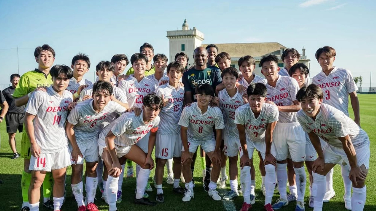 De studenten van de Japanse Universiteit met coach Patrick Vieira van Genoa