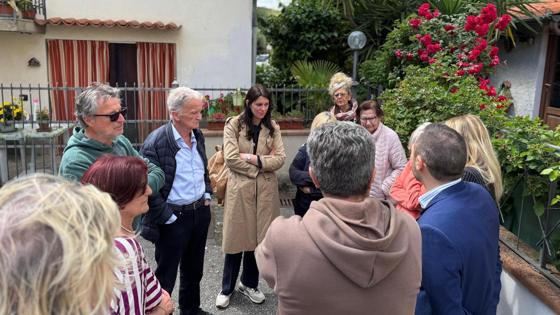 Vicofaro, il sopralluogo: la Lega va dai residenti. Mobilitazione in difesa di don Biancalani