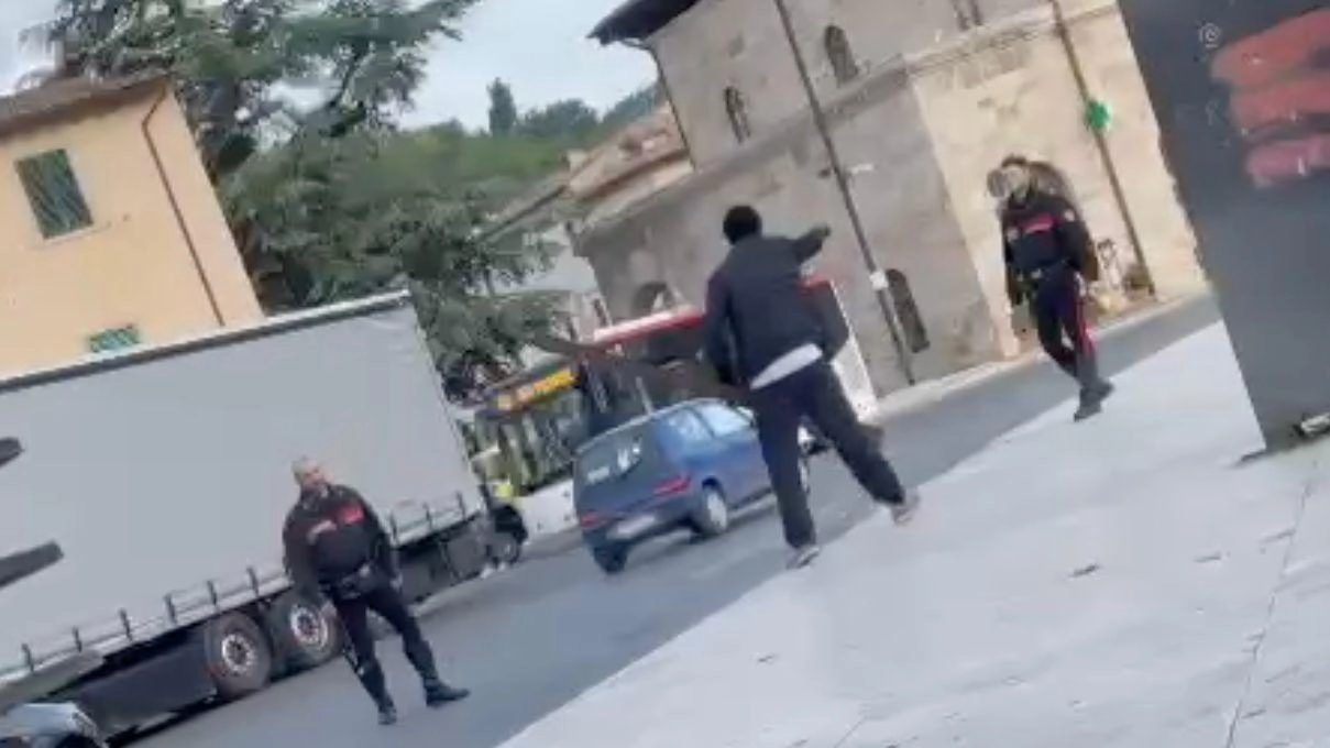 Alla stazione dei bus di Colle un uomo ha minacciato due carabinieri con un palo Alla stazione dei bus di Colle un uomo ha minacciato due carabinieri con un palo