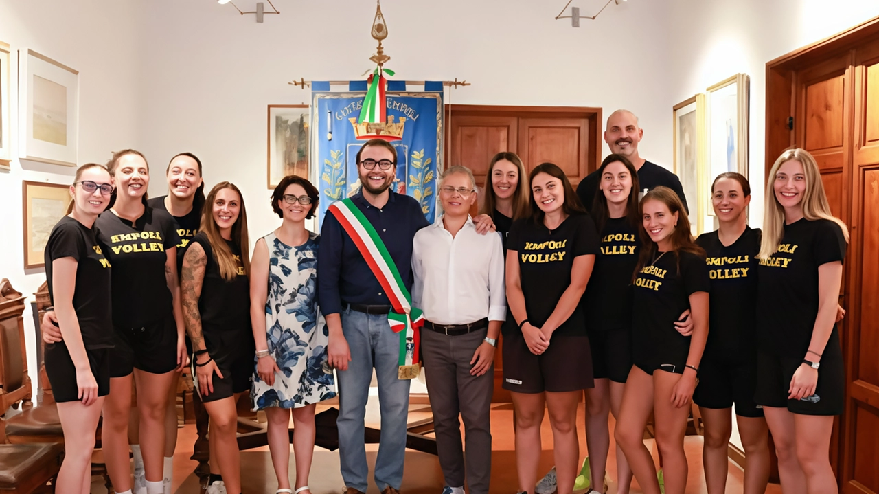 Le giocatrici della Timenet Empoli con il sindaco e l’assessore in sala consiliare Le giocatrici della Timenet Empoli con il sindaco e l’assessore in sala consiliare