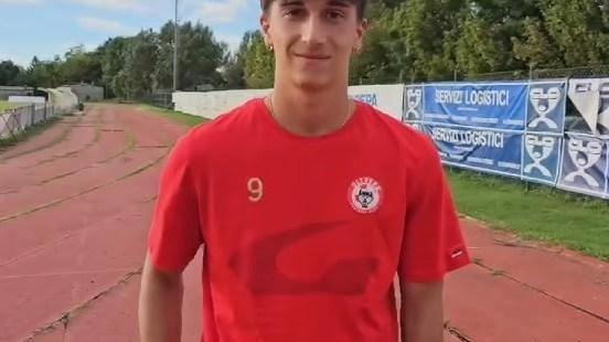 La prima punta genovese Alessio Spatari (classe 2004 ex Oltrepò) è il nuovo rinforzo per l’attacco del Seravezza di Masitto in Serie D