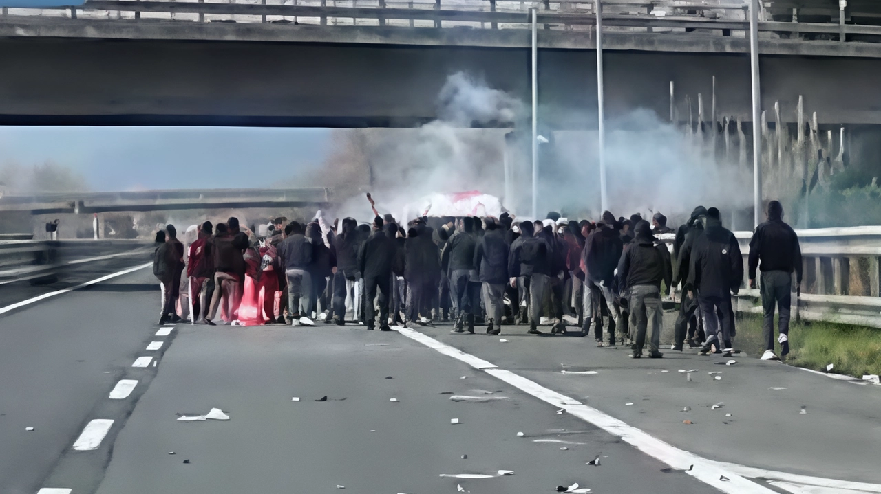 La decisione del Ministero dell’Interno riguarda anche i supporter del Perugia. Per la squadra rossonera quattro le trasferte senza il sostegno dei propri sostenitori, tra cui quelle di Pontedera e Arezzo. La decisione del Ministero dell’Interno riguarda anche i supporter del Perugia. Per la squadra rossonera quattro le trasferte senza il sostegno dei propri sostenitori, tra cui quelle di Pontedera e Arezzo.