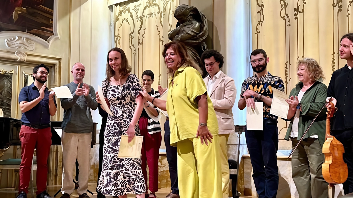 La premiazione nel salone dei concerti di Palazzo Chigi Saracini di Noemi Savko da parte dei club Soroptimist La premiazione nel salone dei concerti di Palazzo Chigi Saracini di Noemi Savko da parte dei club Soroptimist