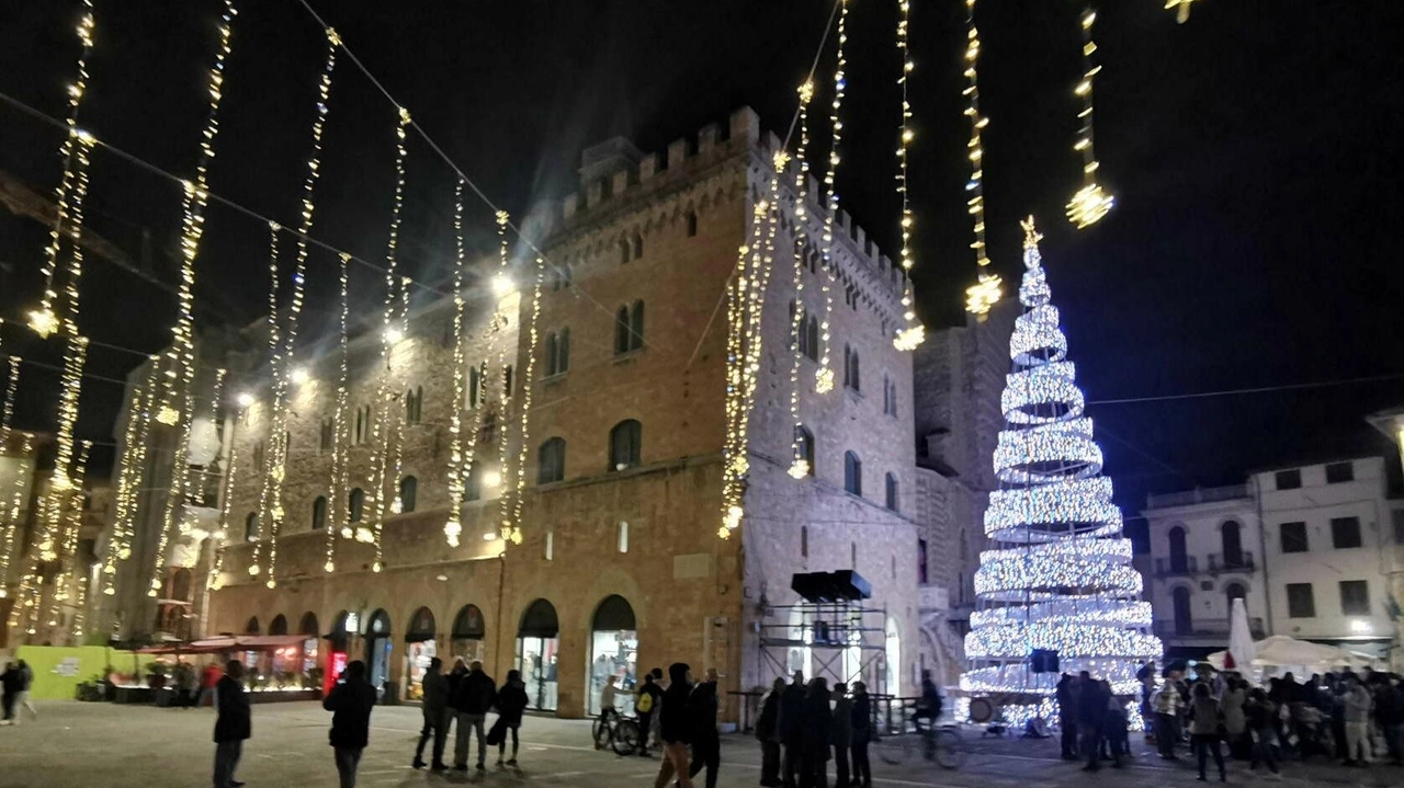 Slittata a martedì l’accensione delle luminarie natalizie Slittata a martedì l’accensione delle luminarie natalizie