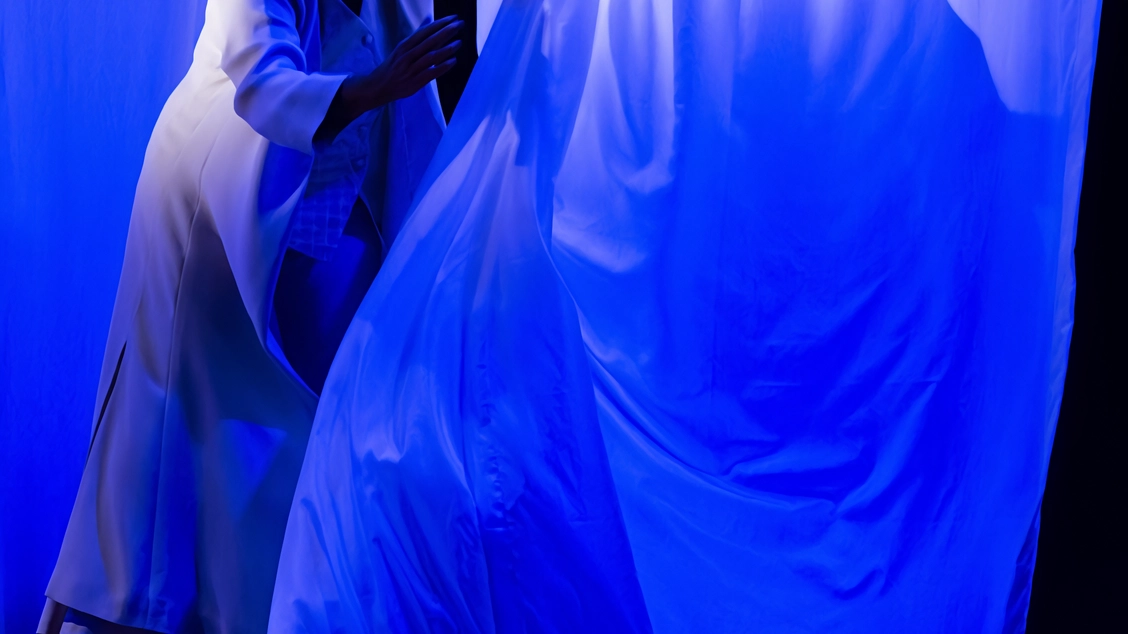 Lella Costa sul palco in “Otello - di precise parole si vive“, spettacolo scritto insieme a Gabriele Vacis che sabato prossimo porterà al Teatro Pacini di Fucecchio Lella Costa sul palco in “Otello - di precise parole si vive“, spettacolo scritto insieme a Gabriele Vacis che sabato prossimo porterà al Teatro Pacini di Fucecchio