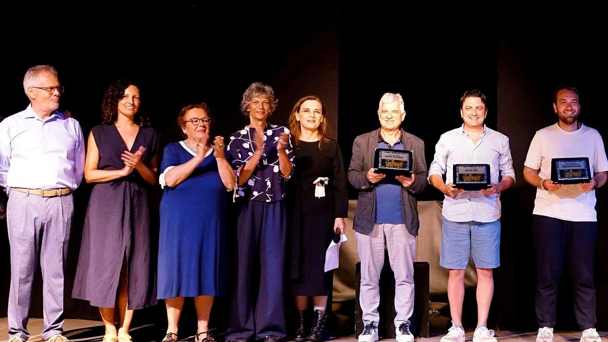 La premiazione delle cinque compagnie teatrali in gara al. Concorso teatrale nazionale La premiazione delle cinque compagnie teatrali in gara al. Concorso teatrale nazionale