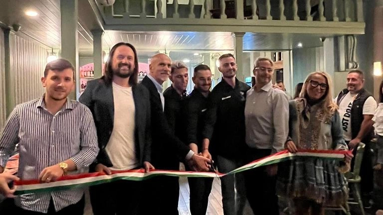 Tre giovani aprono il nuovo Obsession cocktail’s Bistrot a Pontedera, trasformando il vecchio London. Il locale offrirà cocktail, cene e serate con musica dal vivo. Ambizioni di espansione future. Tre giovani aprono il nuovo Obsession cocktail’s Bistrot a Pontedera, trasformando il vecchio London. Il locale offrirà cocktail, cene e serate con musica dal vivo. Ambizioni di espansione future.