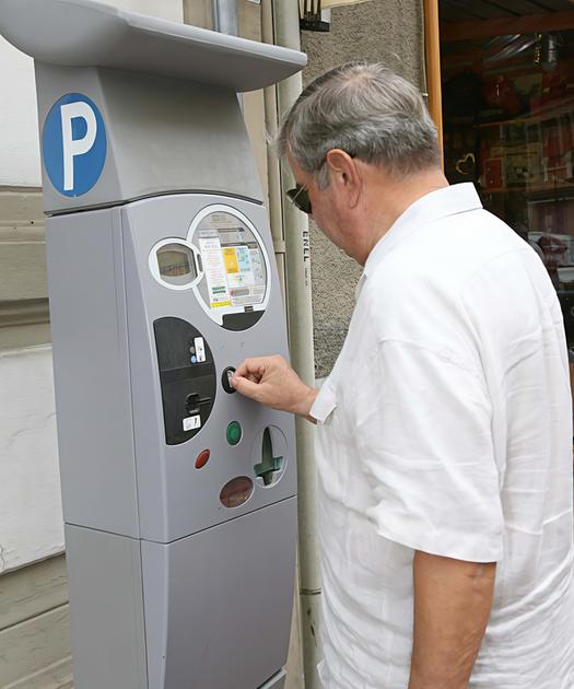 Quei parcometri solo per monete. Il caso di viale Trento e Trieste