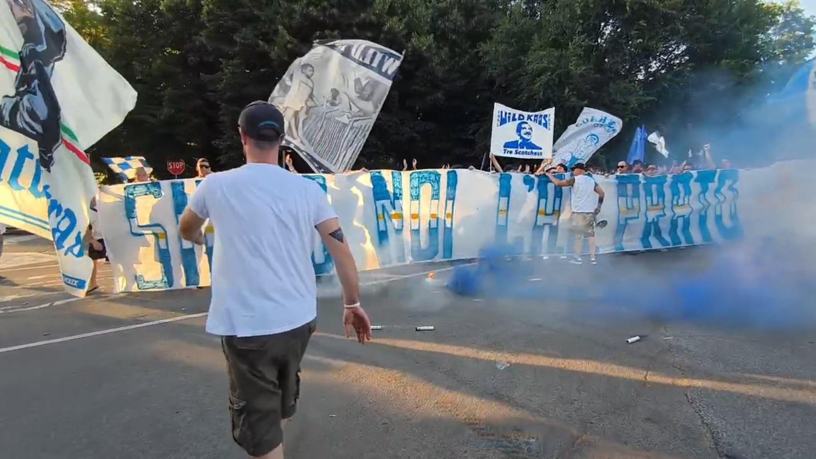 ac prato la protesta dei tifosi fra tamburi striscioni e fumogeni