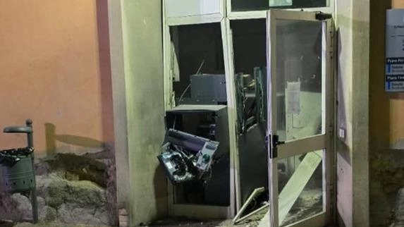 La devastazione allo sportello bancomat di Volterra Il boato ha svegliato il quartiere nel cuore della notte La devastazione allo sportello bancomat di Volterra Il boato ha svegliato il quartiere nel cuore della notte