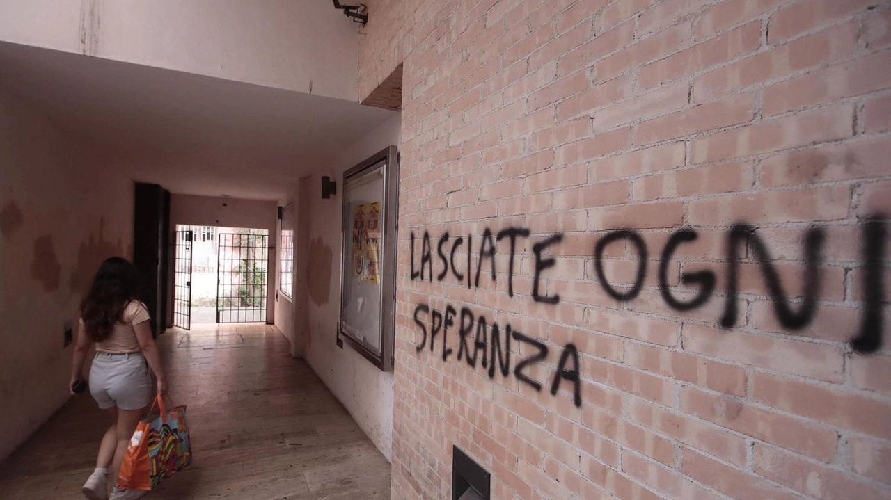 Nelle immagini le scritte che campeggiano sui muri della galleria ’Odeon’ e della scalinata che collega piazza Matteotti al vicolo della Palla a Corda Nelle immagini le scritte che campeggiano sui muri della galleria ’Odeon’ e della scalinata che collega piazza Matteotti al vicolo della Palla a Corda