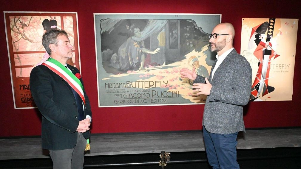 Un momento dell’inaugurazione della mostra alla ex Cavallerizza “Giacomo Puccini Manifesto“ (foto Alcide) Un momento dell’inaugurazione della mostra alla ex Cavallerizza “Giacomo Puccini Manifesto“ (foto Alcide)