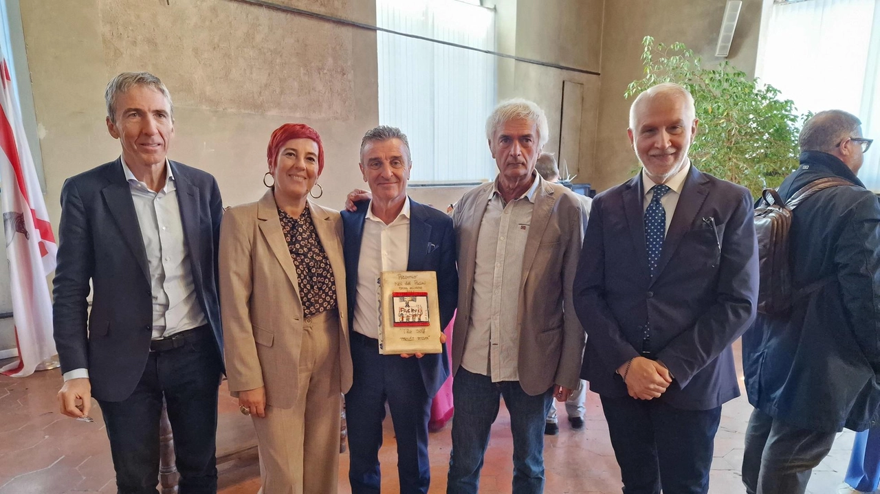 La consegna con il provveditore Ilaria Baroni nella Sala Maggiore. Riconoscimento ad Ascari, ex studente e oggi ad di Conad Nord Ovest . La consegna con il provveditore Ilaria Baroni nella Sala Maggiore. Riconoscimento ad Ascari, ex studente e oggi ad di Conad Nord Ovest .