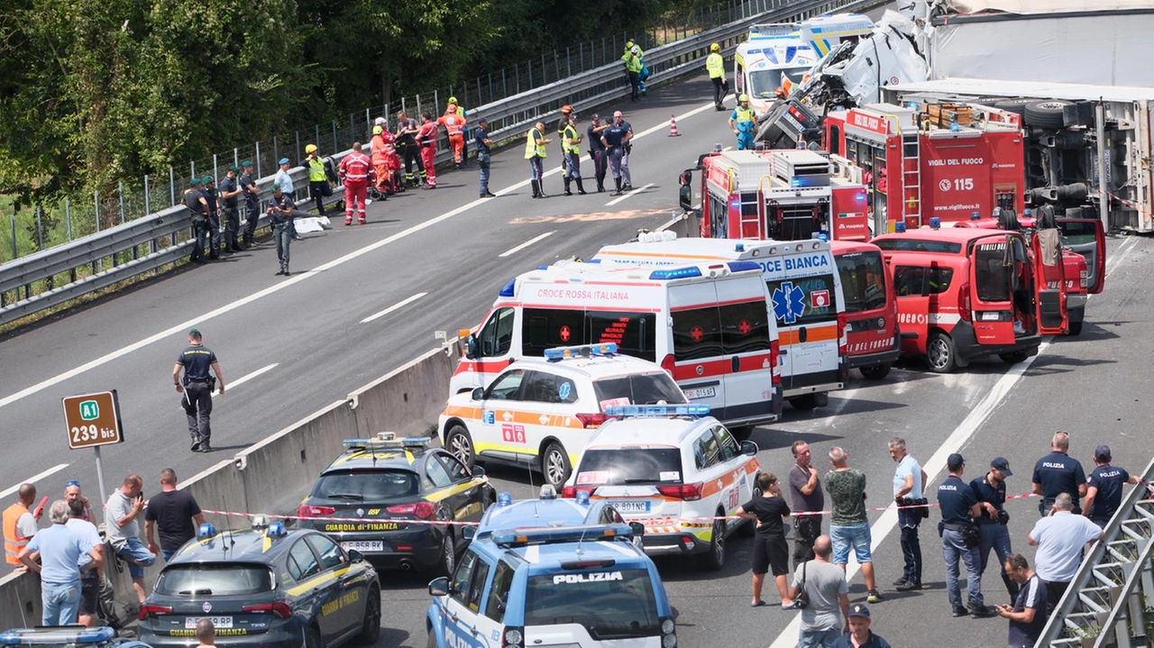 Il filmato pubblicato sul canale YouTube del camionista il giorno dell’incidente. Accertamenti in corso. Il difensore: "Valuteremo". Autopsie: morti sul colpo. Il filmato pubblicato sul canale YouTube del camionista il giorno dell’incidente. Accertamenti in corso. Il difensore: "Valuteremo". Autopsie: morti sul colpo.