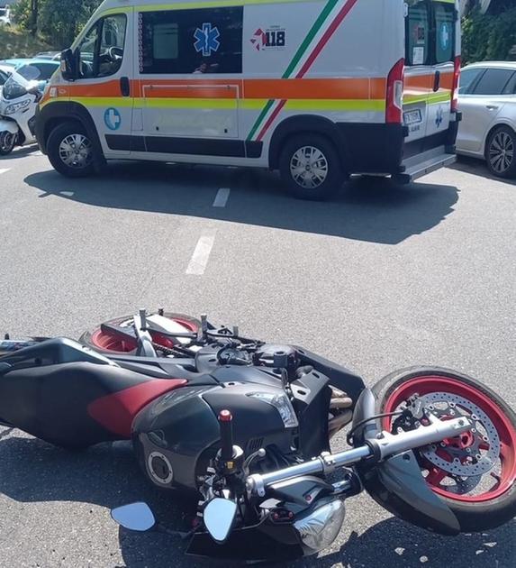 Schianto sul lungomare a Motrone. Moto sbatte contro una macchina. Centauro in gravi condizioni