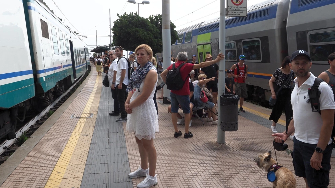 A sinistra, l’arrivo di turisti al Terminal crociere; a destra l’attesa del treno alle Cinque Terre (foto d’archivio) A sinistra, l’arrivo di turisti al Terminal crociere; a destra l’attesa del treno alle Cinque Terre (foto d’archivio)