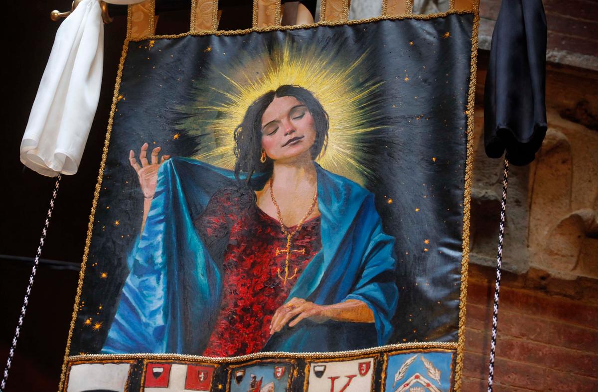 Simona, la Madonna del Palio: “Voleva un vestito rosso, poi scattò tante fotografie”