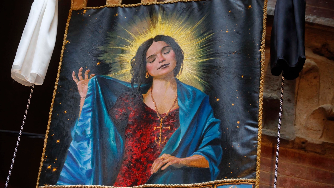 Il volto della Madonna Assunta nel Palio di Francesco De Grandi è quello di Simona Sciarabba (Foto Lazzeroni) Il volto della Madonna Assunta nel Palio di Francesco De Grandi è quello di Simona Sciarabba (Foto Lazzeroni)