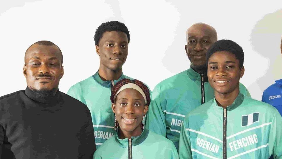 Riccardo Bardine con il coach e alcuni atleti della nazionale nigeriana di scherma Riccardo Bardine con il coach e alcuni atleti della nazionale nigeriana di scherma