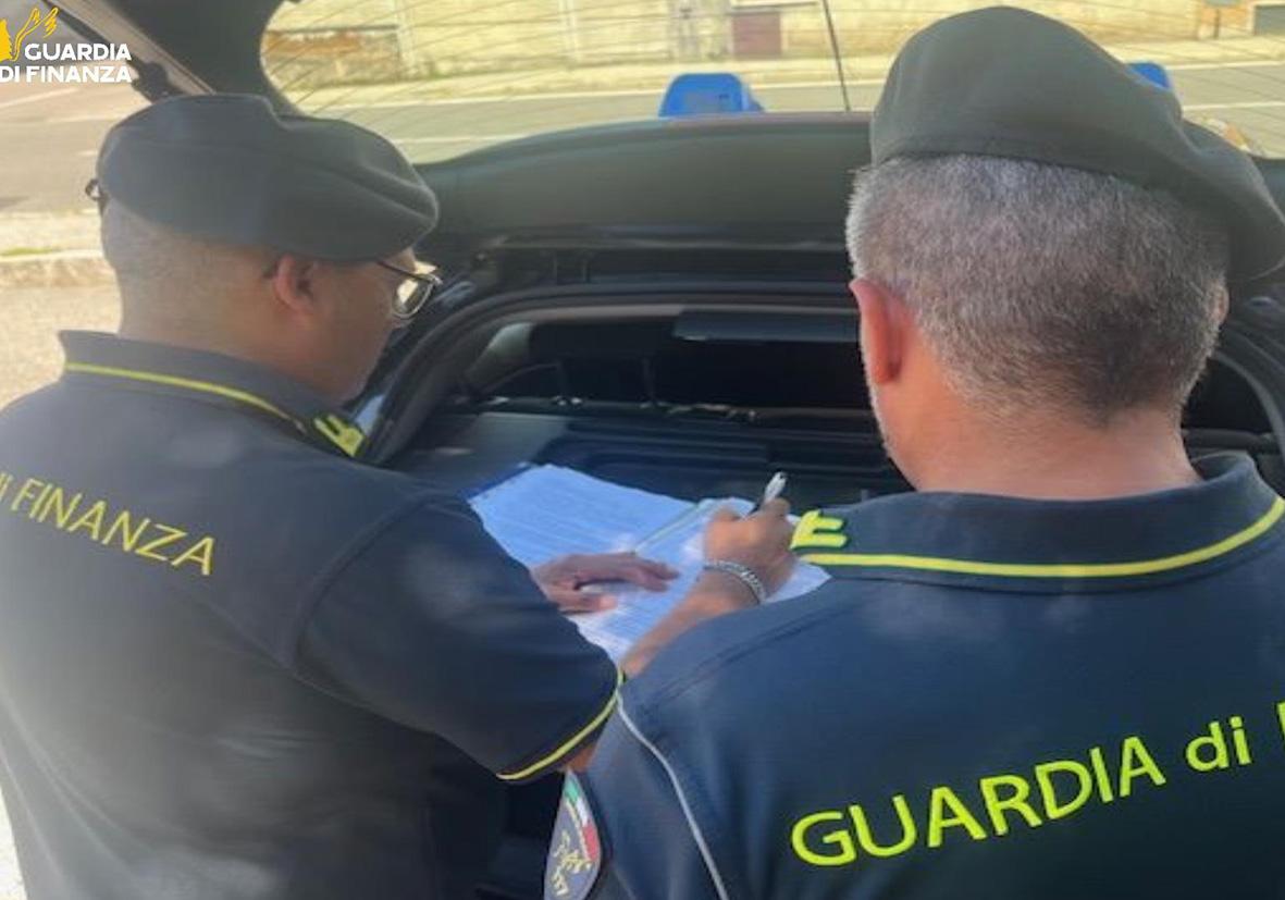 borse e accessori contraffatti 5000 articoli sequestrati a firenze