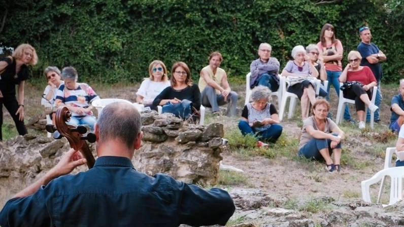 Passeggiate della memoria, musica e incontri. Arezzo Wave Music School e tornei di calcio. Passeggiate della memoria, musica e incontri. Arezzo Wave Music School e tornei di calcio.