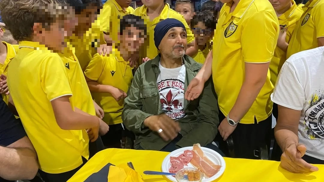 Luciano Spalletti in mezzo ai bambini dell'Avane (Foto Facebook/Asd Avane) Luciano Spalletti in mezzo ai bambini dell'Avane (Foto Facebook/Asd Avane)