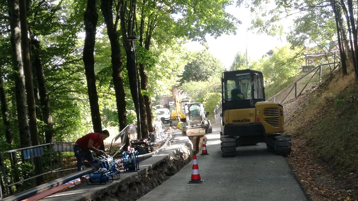 Sono iniziati i lavori delle maestranze. per la posa della fibra ottica nelle frazioni di Prunetta, Prataccio e Piteglio Sono iniziati i lavori delle maestranze. per la posa della fibra ottica nelle frazioni di Prunetta, Prataccio e Piteglio