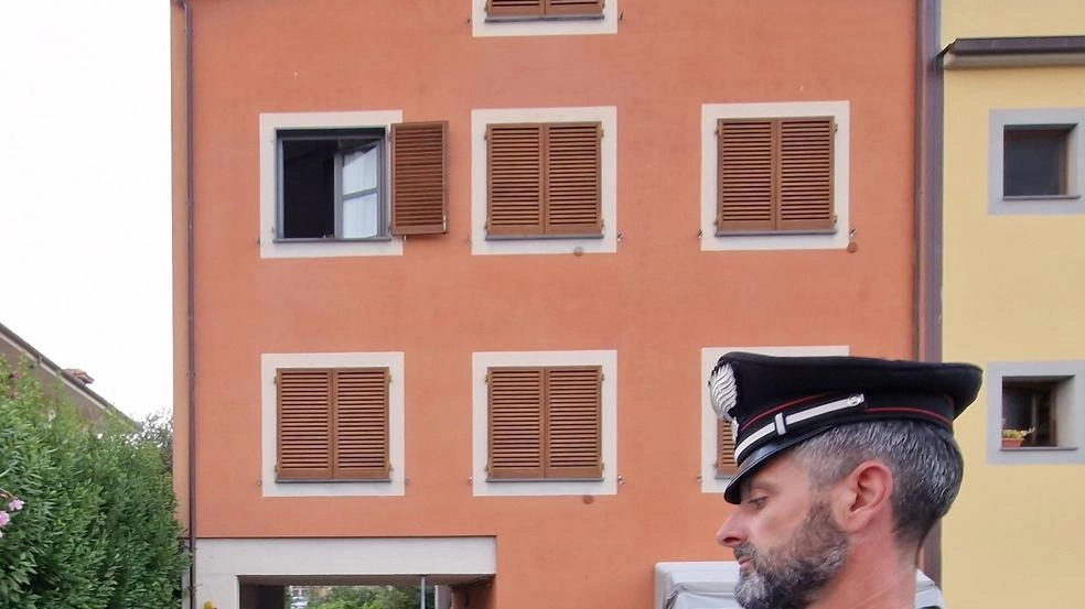 Il terribile incidente è avvenuto a Casalguidi: il piccolo ha tre anni. La caduta da otto metri è stata attutita da una fioriera con le piante. La disperazione dei genitori e del nonno. Poi il volo con il Pegaso. Il terribile incidente è avvenuto a Casalguidi: il piccolo ha tre anni. La caduta da otto metri è stata attutita da una fioriera con le piante. La disperazione dei genitori e del nonno. Poi il volo con il Pegaso.
