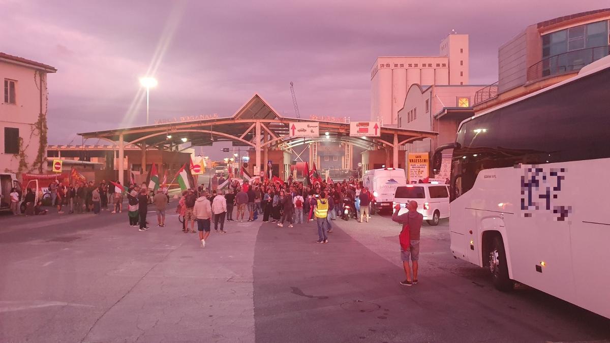 Toscana, è sciopero per Gaza: a Livorno bloccato il porto. Corteo all’uscita della A1 a Calenzano Toscana, è sciopero per Gaza: a Livorno bloccato il porto. Corteo all’uscita della A1 a Calenzano