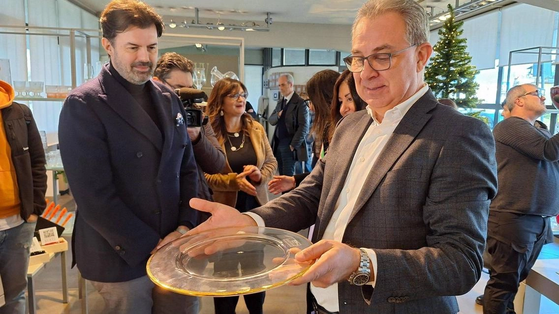Un piatto in vetro tipico simbolo dell’Ivv, a destra Diego Toscani Un piatto in vetro tipico simbolo dell’Ivv, a destra Diego Toscani