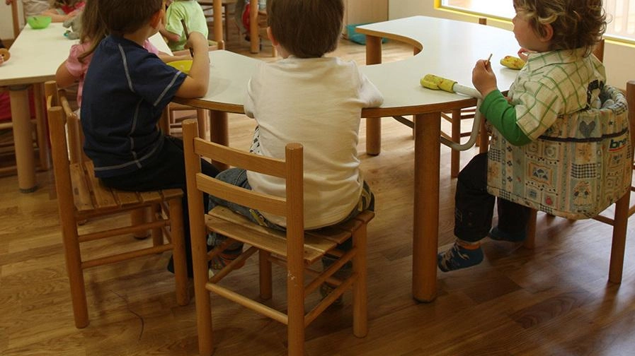 Bambini felici e all’asilo. La scuola dell’infanzia aprirà il 15 settembre