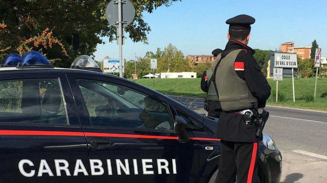 Per calmare l’uomo sono intervenuti i carabinieri, i vigili urbani e i sanitari Per calmare l’uomo sono intervenuti i carabinieri, i vigili urbani e i sanitari