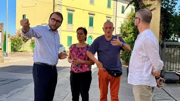 Il sindaco Alessio Mantellassi con l’assessore Simone Falorni hanno fatto un sopralluogo nelle due frazioni di Pozzale e Casenuove Il sindaco Alessio Mantellassi con l’assessore Simone Falorni hanno fatto un sopralluogo nelle due frazioni di Pozzale e Casenuove